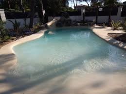 Esta Piscina De Arena Dispone De Una Preciosa Cascada Que Hemos Realizado Con Rocas Del Terreno Y Tiene Backyard Beach Swimming Pools Backyard Beach Entry Pool