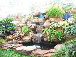 Ciri khasnya adalah hamparan area taman dengan taburan batu kerikil berwarna hijau yang ditaburkan disekitar area tebing yang difungsikan sebagai pengganti rumput. 20 Top Gambar Taman Dengan Kolam Air Terjun Taman Air Terjun Dinding Garden Style