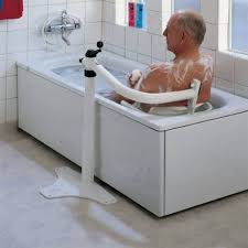 In den bädern sorgen duschwannen und unterschiedliche badewannenmodelle von bette für stilvolle erholungsmomente. Ratgeber Badelifte Und Hebehilfen Fur Die Badewanne Tipps Und Losungsbeispiele Online Wohn Beratung De