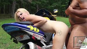 Fudendo a estrela pornô Nadia White no meu jardim da frente