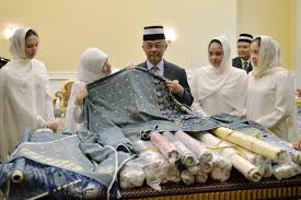 Tidak pernah ber'dating', raja permaisuri agong kenang cinta 'padang polo'. Bernama Tenun Pahang Diraja Ilham Tunku Azizah Untuk Istiadat Pertabalan Agong