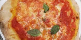 La pizza margherita napoletana è la pizza per eccellenza, un condimento con semplici ingredienti: Come Fare La Pizza Napoletana In Casa All Arremviaggio