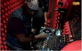 Everyone seems to be making a song in regards to the pandemic and khawsy isn't left out as he come with his coronavirus. Kabza De Small Dj Maphorisa Quarantine Mix Download Fakaza