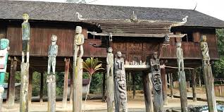 Rumah panjang atau rumah betang adalah jantung kehidupan suku dayak, segala aktivitas sosial, budaya, ekonomi, dan politik masyarakat dayak bagi masyarakat dayak iban terdapat tujuh bentuk motif tatto biasa yang digunakan oleh masyarakat dayak iban saat ini iaitu ukir rekong, bunga terong. Suku Dayak Selamatkan Situs Tumbang Anoi Independensi