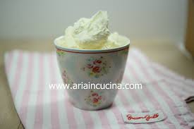 La camy cream risulta una crema delicata, vellutata e molto versatile.con questa crema al mascarpone, panna e latte condensato potrete farcire torte, cupcake, preparare crostate cremose e veloci. Crema Al Burro E Camy Cream Alla Nocciola Blog Di Cucina Di Aria