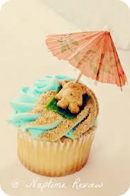 Teddy Bear On The Beach Cupcakes Love The Ground Graham Cracker Sand And Fruit Roll Up Beach Towel Can Also Use Gummy Life Save Beach Cupcakes Food Desserts