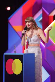 Swift will become the first female winner of the brits global icon award, the highest accolade given by the brits that has previously honoured the likes of david bowie, elton john and robbie. Taylor Swift Wears Cropped Look At Brit Awards In 2021 Fashion News