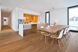 Moderne Kuche In Weiss Mit Akzenten Aus Massivholz Bodenbelag Und Esstisch Esstisch Modern Kuchendesign Esszimmer Mobel