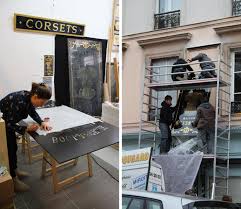 Yvelines Le Chant Du Coq A Retrouve Son Enseigne Fixee Sous Verre A Versailles 78actu