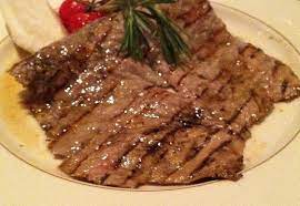 Vitello tonnato, chiamato anche vitel tonné è una ricetta d'origine piemontese è stato codificato da artusi alla fine dell'ottocento. Paillard Di Vitello Mangiare Bene