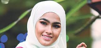 Nurul elfira loy binti ahmad sabri, better known by her stage name elfira loy, is a malaysian actress. Living Her Dream