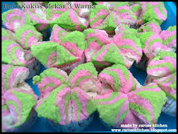 Ada banyak kue yang bisa dibuat dengan warna pelangi. Bolu Kukus Warna