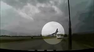 Vídeo mostra pessoas caindo de avião dos eua que decolou. O Video Do Boeing 747 400 Que Caiu No Afeganistao Flash News
