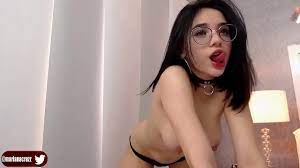 Adorable teen whit glasses in web cam show anal - XVIDEOS.COM