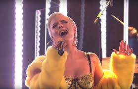 You know i'm bad at love but you can't blame me for tryin' you know i'd be lyin' sayin' you were the one that could finally fix me lookin' at my history. Halsey S Snl Performance Of Bad At Love Is Remarkably Unapologetic Alternative Press