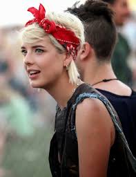 Laissez des mèches de cheveux plus longues vers l'avant et coupez des dégradés plus courtes dans le dos. Coiffure Avec Un Bandana Cheveux Coiffures Cool Et Tutoriels Bandana Cheveux Coiffure Rockabilly Bandeau Cheveux Courts