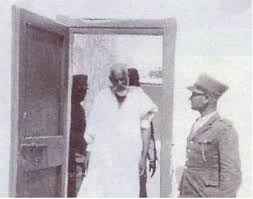 إحضار عمر المختار إلى قاعة المحكمة Omar Mukhtar Bring To The Courtroom رحم الله ابطالنا فى كل بقاع الارض Egypt History Lion Of The Desert History Pictures
