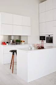La distribución en forma de l de esta cocina, presidida por una isla, permite reducir los desplazamientos entre las zonas de almacenaje, trabajo y office. 50 Fotos De Cocinas Modernas Pequenas Llenas De Inspiracion 2020