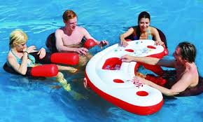 Ce Bar Flottant Pour Piscine Fait Debarquer Nos Amis