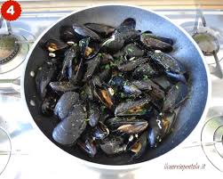La zuppa di cozze è un caposaldo della cucina partenopea. Saute Di Cozze La Ricetta In Bianco Dall Intenso Sapore Di Mare