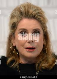 Catherine Deneuve, französische Schauspielerin und Star des britischen  psychologischen Horrors Repulsion, die heute Abend im Rialto Cinema  Premiere hat, posiert für Bilder in der Conduit Street, London, Donnerstag,  10.. Juni 1965. Catherine