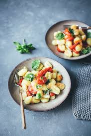 Gnocchi Mit Tomaten Und Mozzarella Fix Vom Blech Rezept In 2020 Rezepte Gesund Kochen Rezepte Einfache Gerichte