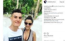 Ze luis ve patrik schick. Schick Alle Maldive Pensa Al Futuro Con La Bellissima Hana Gallery Ilbianconero Com
