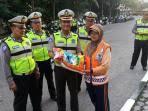 Selama 3 tahun ya gembira, gak ada yang susah saya mbak. Tag Gaji Tukang Sapu Jalanan Hotman Paris Kagumi Gaji Tukang Sapu Jalanan Puji Hidupnya Dia Bahagia Lalu Sindir Rivalnya Tribunnews Com Mobile