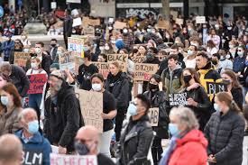 De politie heeft een einde gemaakt aan de demonstratie van pegida in eindhoven, omdat ze de veiligheid van de betogers. Politie Moest Inhouden Bij Demonstratie Tegen Racisme In Eindhoven Foto Ed Nl