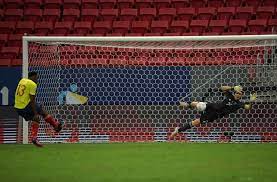 El arquero emiliano martínez ataja 3 penales para que argentina derrote a colombia y juegue la final contra brasil K8 Tfjq8xd0g0m