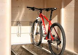 Mehr sicherheit und komfort für fahrräder. Fahrrad Garage Aus Holz Frontal Einschieben Gartana