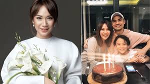 Rayakan ulang tahun bersama sahabat terdekat dengan membagikan undangan ulang tahun yang dapat dicetak dan dapat disesuaikan dalam undangan ulang tahun sweet seventeen kaligrafi ilustrasi bunga coklat pink. Bak Anak Swag Bcl Pakai Baju Kebalik Balik Saat Rayakan Ulang Tahun Anaknya Seperti Ini Modelnya Surya Malang