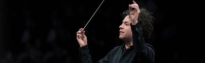 Es director de la orquesta. Gustavo Dudamel Schumann Symphonieorchester Des Bayerischen Rundfunks