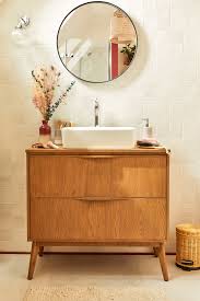 Une Salle De Bains Au Look Boheme En 2020 Salle De Bain Paroi De Douche Salle De Bains Boheme