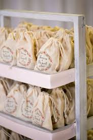10 Superbes Cadeaux Faits A La Main A Offrir Ce Noel Idee Cadeau Invites Mariage Cadeaux Invites Mariage Original Idee Originale Mariage
