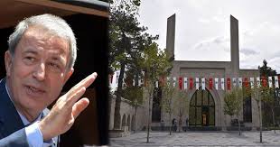 Milli savunma bakanı hulusi akar'ın da içinde yer aldığı uçağın camı kuş çarpması sonucu çatladı. Hulusi Akar Camii Ni Cumhurbaskani Erdogan Acacak