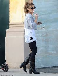 Kate Beckinsale Steps Out For A Smoke In Tight Black Leggings Kate Beckinsale Celebrity Smokers Celebrities Female