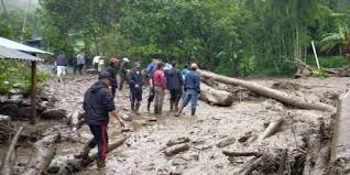 Ratusan korban banjir bandang itu kini mengungsi di masjid. Zxypzzu2va0oym
