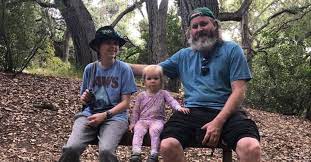 A widowed new dad copes with doubts, fears, heartache and dirty diapers as he sets out to raise his daughter on his own. Snkzwh93uwrmxm