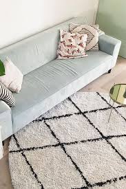 ruit vloerkleed zwart wit lichtblauwe banken vloerkleed vloerkleed zwart wit