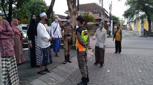 Jl.jendral sudirman, rendeng, nganguk, kota kudus, jawa tengah kudus, central java, indonesia, 59311. Ratusan Orang Tetap Berdatangan Ke Pasar Kliwon Meski Haul Habib Ali Solo Ditiadakan