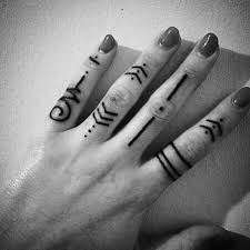 Cuando se trata de tinta corporal, los tatuajes en los dedos están creciendo en popularidad y no es difícil verlos en muchas manos de diferentes. Tatuajes En Los Dedos Aunque No Buda Tattoo Piercing Facebook