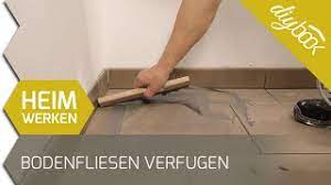 Wenn es sehr schnell gehen soll, kannst du schnellkleber zum verfliesen nehmen. Bodenfliesen Verfugen Youtube