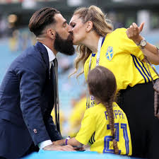Arthur gives the two a bag of chestnuts before leaving town. Idylle In Gelb Blau Das Sind Die Schwedischen Spielerfrauen Stern De