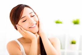 Cara memutihkan wajah yang satu ini akan membuat kulit menjadi segar dan merona karena lemon merupakan alat bleaching alami. Terapkan 5 Tips Ini Untuk Dapatkan Kulit Wajah Sehat Dan Cantik Berseri Womantalk