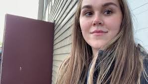 Sarah Betts's Instagram, Twitter & Facebook