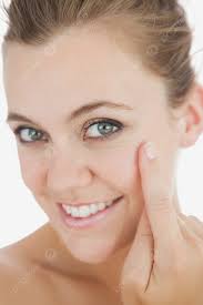 Bella Donna Che Tocca La Guancia Con Il Dito Primo Piano Piuttosto Sfondo  Bianco Foto E Immagine Per Il Download Gratuito