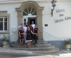 Bei dieser zu verkaufenden immobilie handelt es sich um eine sanierungsbedürftige doppelhaushälfte in einer ruhigen hinterhoflage im herzen von garitz. Hotel Weisses Haus Team Bild Von Hotel Weisses Haus Bad Kissingen Tripadvisor