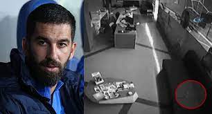 Hiçbir silah yanlışlıkla ateş almaz, tetiğe basmadığınız. Arda Turan Berkay Kavgasinin Goruntuleri Ortaya Cikti Trt Spor Turkiye Nin Guncel Spor Haber Kaynagi