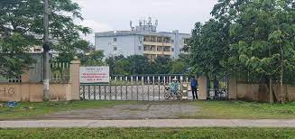Cùng ngày, giám đốc bệnh viện bệnh nhiệt đới trung ương chỉ đạo các đơn vị khẩn trương hoàn thành việc lấy mẫu xét nghiệm cho toàn bộ nhân viên, người lao động, học viên, bệnh nhân và đồng thời, bệnh viện tạm ngừng tiếp nhận khám và nhận bệnh nhân vào điều trị nội trú tại cả 2 cơ sở. D C 340ijruaum